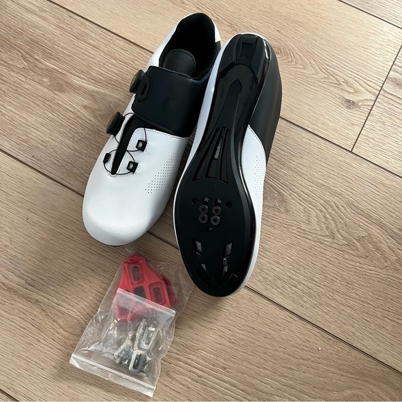 Men’s Cycling Shoes NWOT Size 46 equal to a U.S. size 12 includes cleats. - Picture 5 of 6